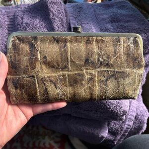 SALE!❄️ Hobo International Lauren Kisslock Croc Texture Leather Clutch Wallet